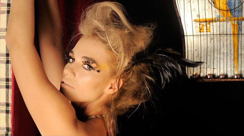 i-maria-tsarouxa-xtupa-sto-doors