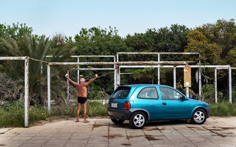 inner-space-otan-oi-spoudastes-fotografias-exoun-orama