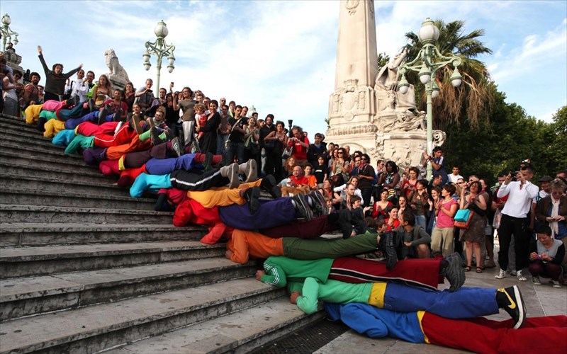 to-istoriko-kentro-tis-polis-gemizei-xoro