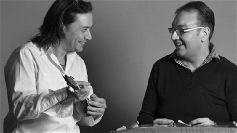 o-giannis-kotsiras-tragouda-gia-tin-smurni-tou-erota