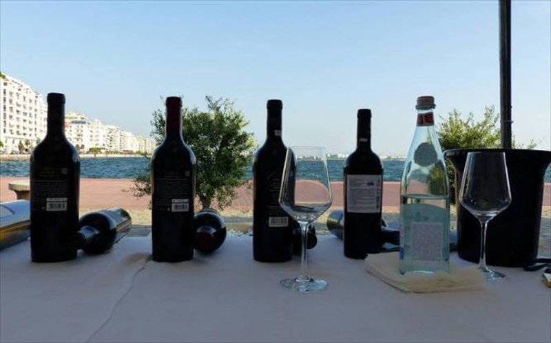 ta-boroina-ksanaxtupoun-sto-limani-tis-thessalonikis