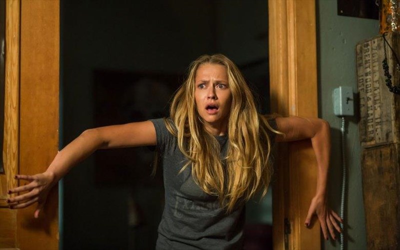 to-lights-out-einai-mia-anatrixiastiki-alla-prosblitiki-tainia-tromou