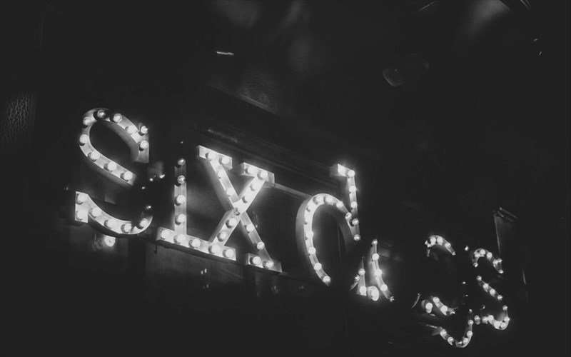 diimero-parti-me-eleutheri-eisodo-sto-gig-space-tou-six-dogs