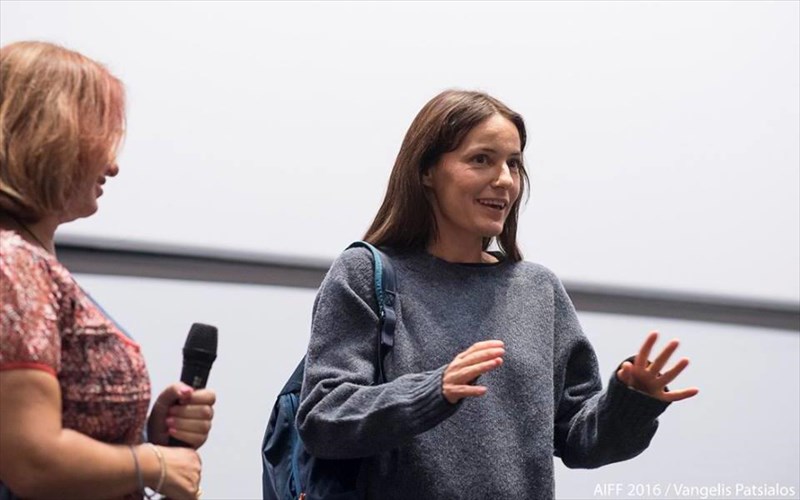 milisame-me-ti-skinothetida-tis-pio-agrias-tainias-tis-xronias