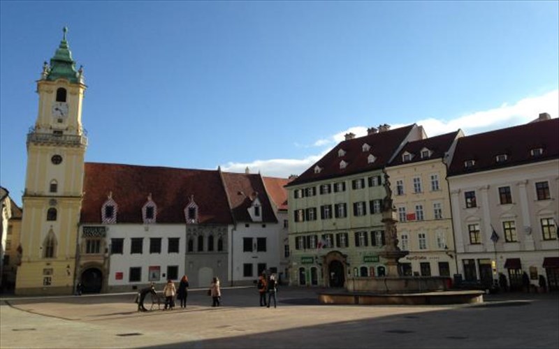 10-logoi-gia-na-episkefteite-tin-mpratislaba