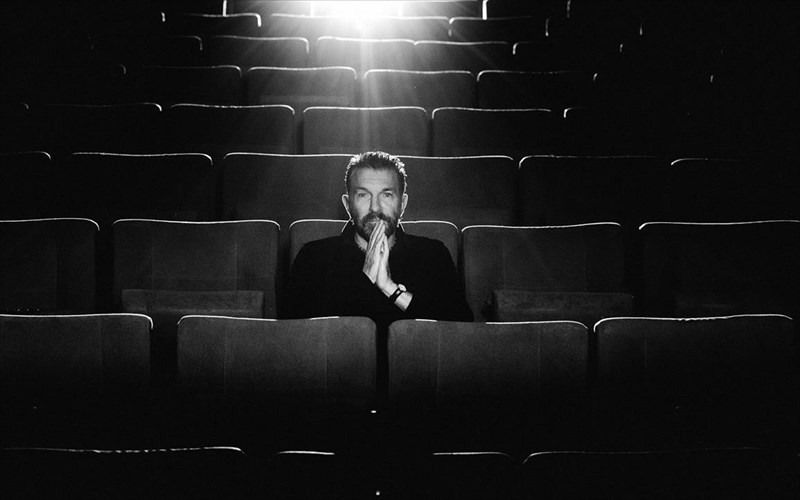 mpompi-roth-i-sugxroni-ellada-exei-polles-istories-na-pei-gia-tin-krisi-ton-erota-kai-tin-oikogeneia