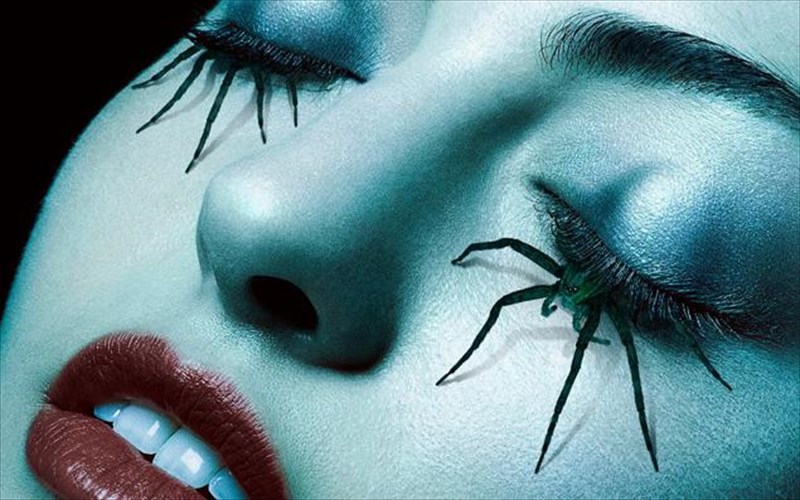 to-american-horror-story-epanaferei-ton-tromo-stin-atzenta-tou