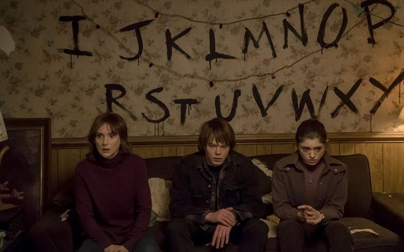 to-soundtrack-tou-stranger-things-suntoma-se-cd-kai-binulio