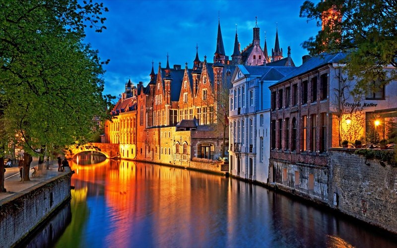 apostoli-sti-bruges-mesaioniko-paramuthi-sta-sunora-tou-belgiou