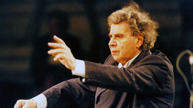 oi-ithopoioi-giortazoun-kai-tragoudoun-theodoraki