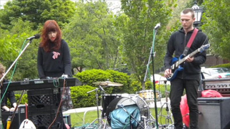 galloi-kai-ellines-mousikoi-moirazontai-ti-skini-tou-bios