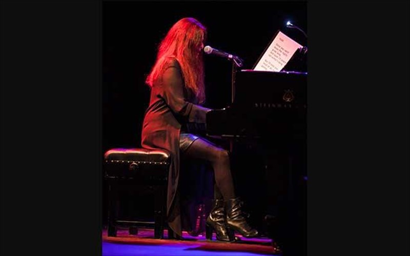 autosxediazontas-me-to-xamogelo-tou-charlie-chaplin