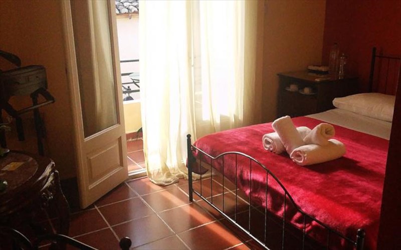 pente-protaseis-gia-ksenones-kai-domatia-mexri-50-euro-se-oli-tin-ellada