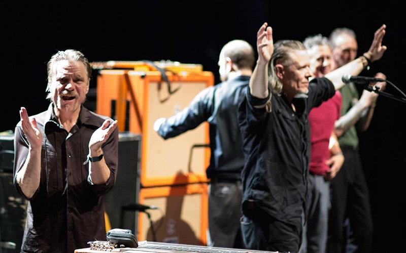 oi-terastioi-swans-to-martio-stin-ellada