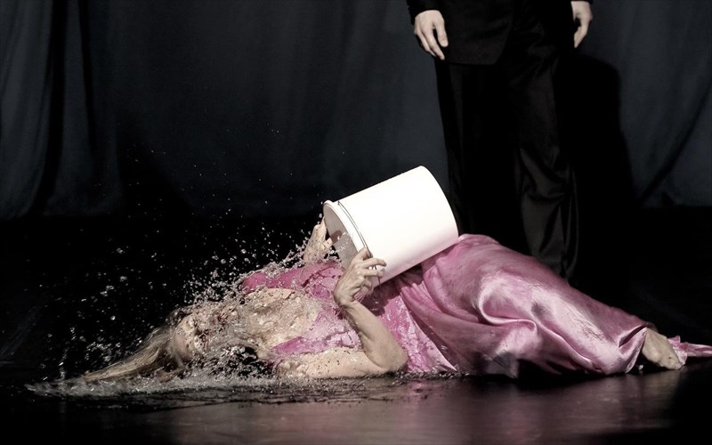 h-pina-mpaous-kai-to-poiitiko-tis-sumpan-sti-stegi