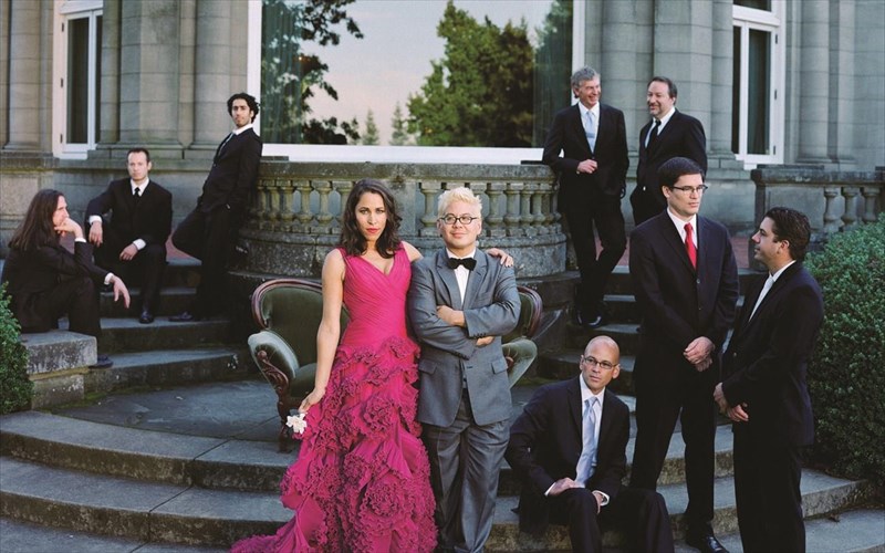 oi-pink-martini-epistrefoun-me-neo-album