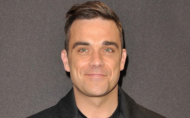 robbie-williams-me-perifronisan-otan-piga-sto-glastonbury-to-1995
