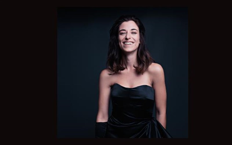 i-mariza-rizou-stinei-mia-megali-giorti-gia-tessera-bradia