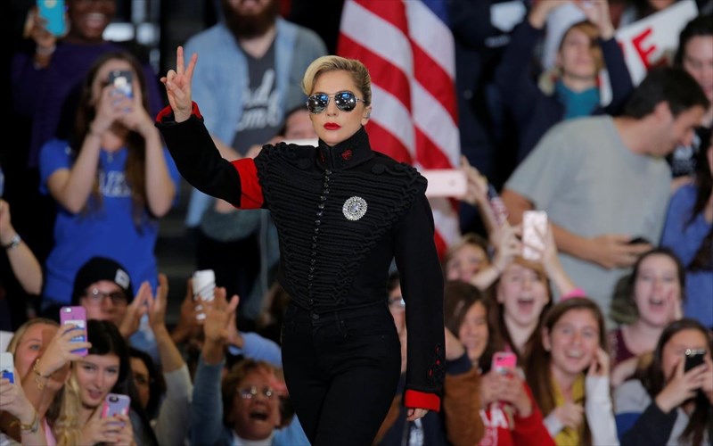 i-lady-gaga-diadilonei-ekso-apo-ton-trump-tower