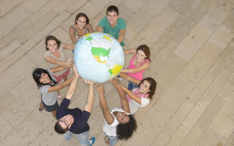 eksi-paraksenes-koinonikes-sunitheies-apo-diafora-meri-tou-kosmou