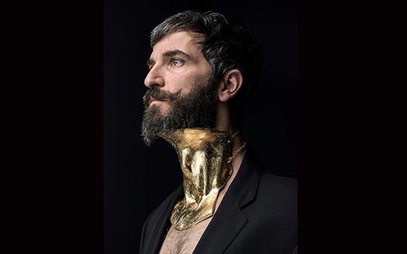 o-aris-serbetalis-os-rixardos-b-me-tin-matia-tis-efis-mpirmpa