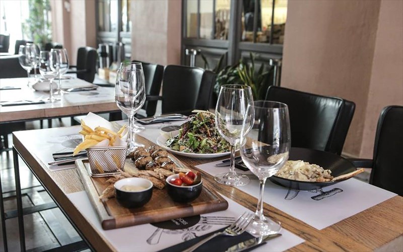 to-by-the-glass-kleinei-ta-4-kai-to-giortazei-kai-to-giortazei