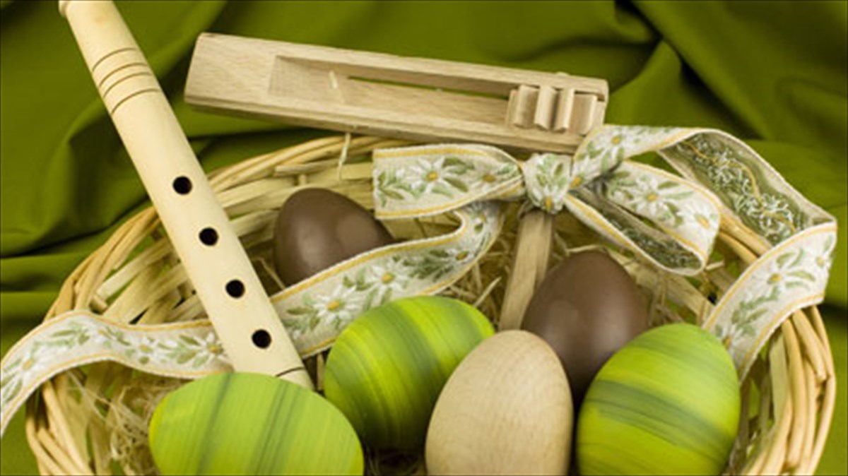 melodies-apo-to-theio-pathos-sto-theatro-akropol