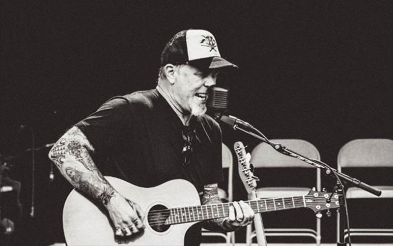 i-adele-exei-parei-ta-muala-ton-metallica