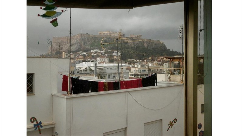 i-agnosti-oikeia-athina-me-to-parathuro-os-eikastiko-plaisio