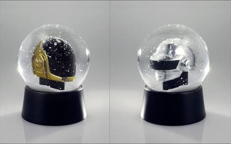 me-tous-daft-punk-ta-fetina-xristougenna-einai-rompotika