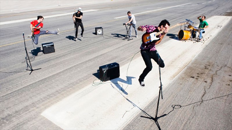 i-diprosopia-tou-bios-sunexizetai