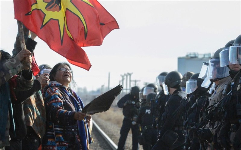 o-kallitexnikos-kosmos-sto-pleuro-ton-diadiloton-tou-standing-rock