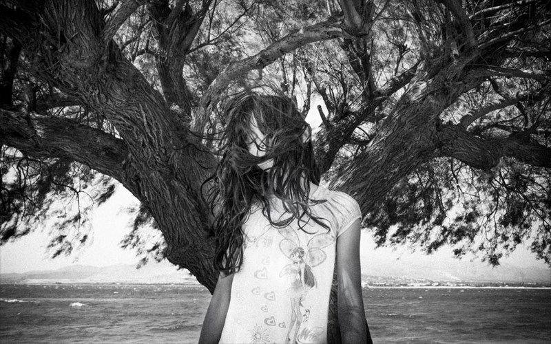 photography-never-lies-tesseris-fotografoi-sunomiloun-sto-booze