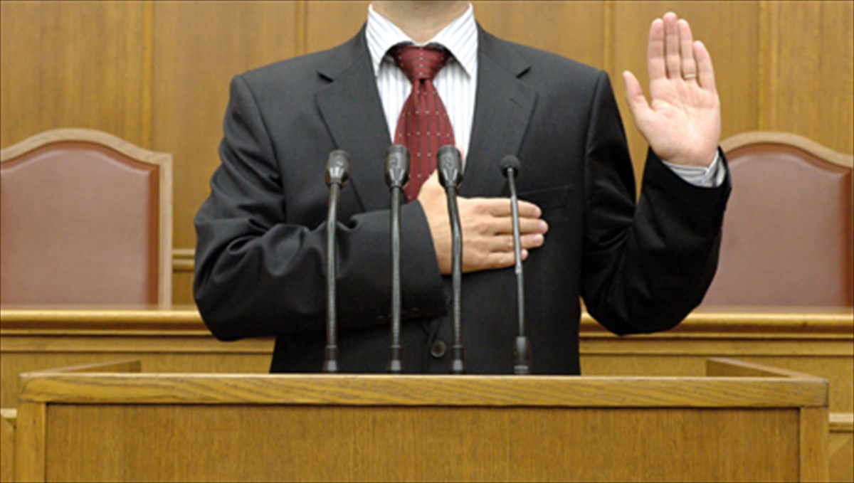 giati-oi-politikoi-lene-psemata