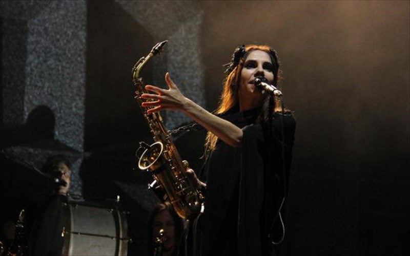 to-bbc-etoimazei-radiofoniki-seira-basismeni-sta-imerologia-tis-pJ-harvey