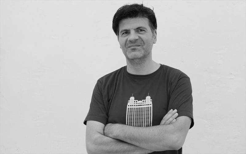 o-basilis-koukalani-kai-i-suntexnia-tou-geliou-paizoun-gia-metanastes-kai-prosfugopoula-suntexnia-tou-geliou-paizoun-gia-metanastes-kai-prosfugopoula