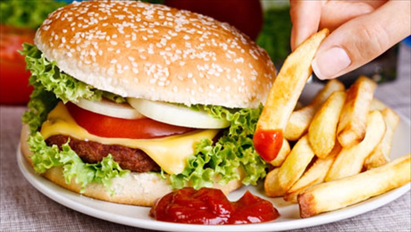 epta-polu-lipares-trofes-pou-sunantame-suxna-sto-trapezi-mas