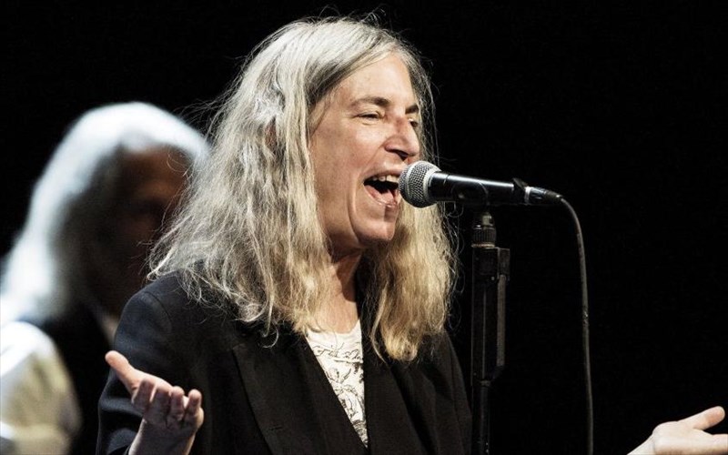 i-patti-smith-mila-gia-tin-emfanisi-tis-sta-brabeia-nompel