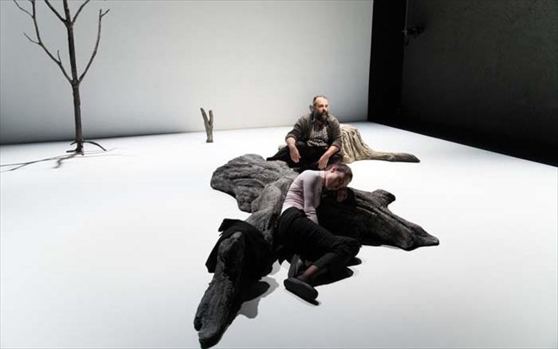 kritiki-koitazontas-me-anthropini-matia-tin-europi-tis-metanasteusis