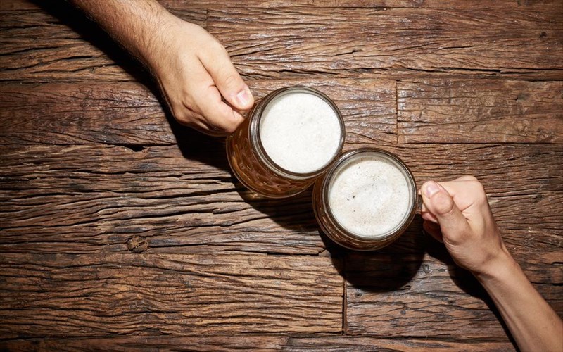 me-poion-na-moirasteite-tin-mpura-sas-kai-me-poion-oxi