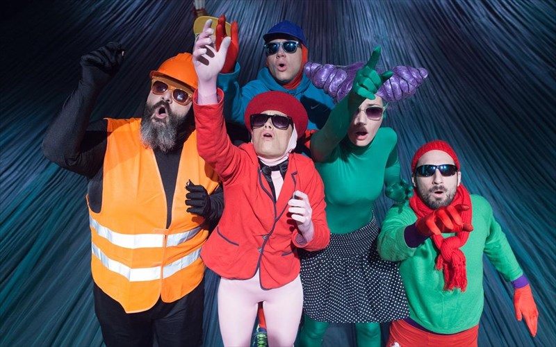 enas-drakosma-poios-drakos-perimenei-sto-theatro-porta