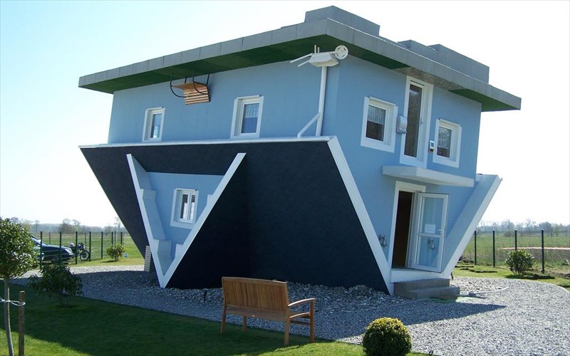 pente-ktiria-ston-kosmo-pou-fernoun-kuriolektika-ta-pano-kato