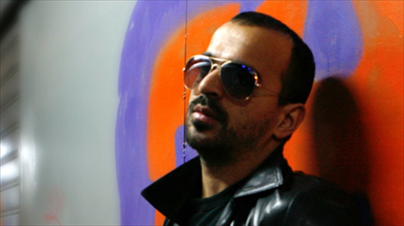 enas-minimal-kurios-sti-skini-tou-kookoo