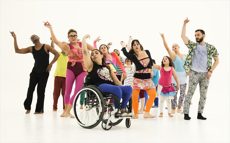 o-Jerôme-bel-stinei-ena-anatreptiko-gala-stin-kentriki-skini-tis-stegis