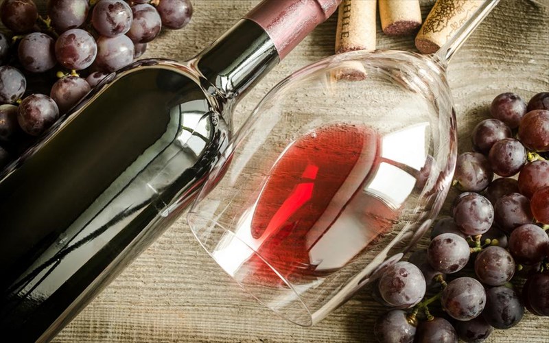 poia-kokkina-krasia-einai-pio-ksira-ti-einai-mprousko