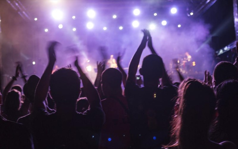 to-six-dogs-giortazei-tin-protoxronia-me-ena-partu-extravaganza