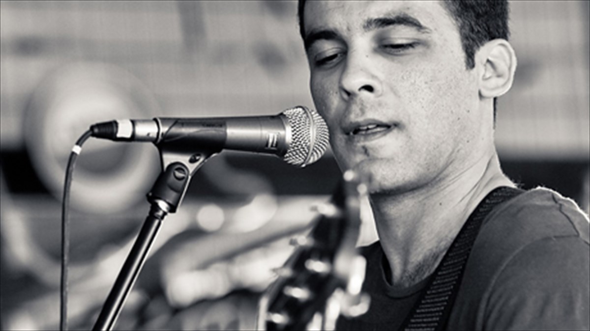 o-apostolos-rizos-bazei-ti-gunaika-ston-purina