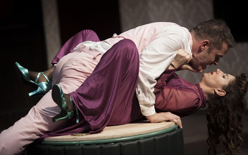 oi-treiseutuxismenoi-erxontai-sti-skini-tou-poreia--fotografies-apo-probes-fotografies-apo-probes