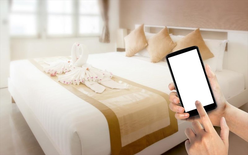 check-in-kai-check-out-sto-ksenodoxeio-meso-kinitou