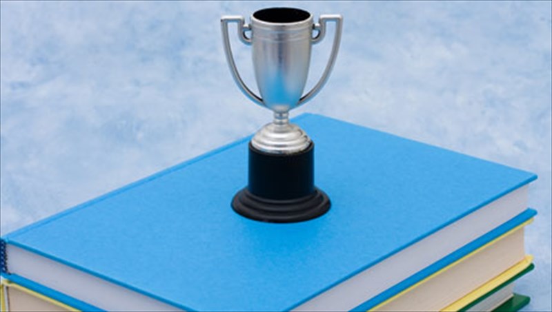 to-mellon-mesa-apo-ta-matia-enos-nompelista